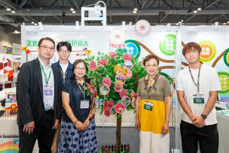 湾区教育联盟策划总统筹、香港幼儿教育人员协会会长周慧珍女士，亦为五邑工商总会服务发展经理兼校董；与（左一）五邑司徒浩中学郑嘉乐副校长及其他校职员及学校代表。