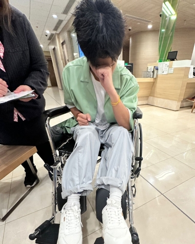 梁钊峰上载几张坐轮椅、躺病床以及痛到蹲在地上的照片。 梁钊峰上载几张坐轮椅、躺病床以及痛到蹲在地上的照片。