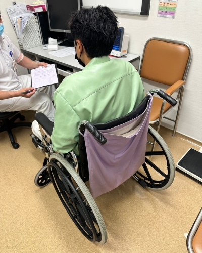 梁钊峰胃痛入院,在旁照顾的不是他女友。 梁钊峰胃痛入院,在旁照顾的不是他女友。