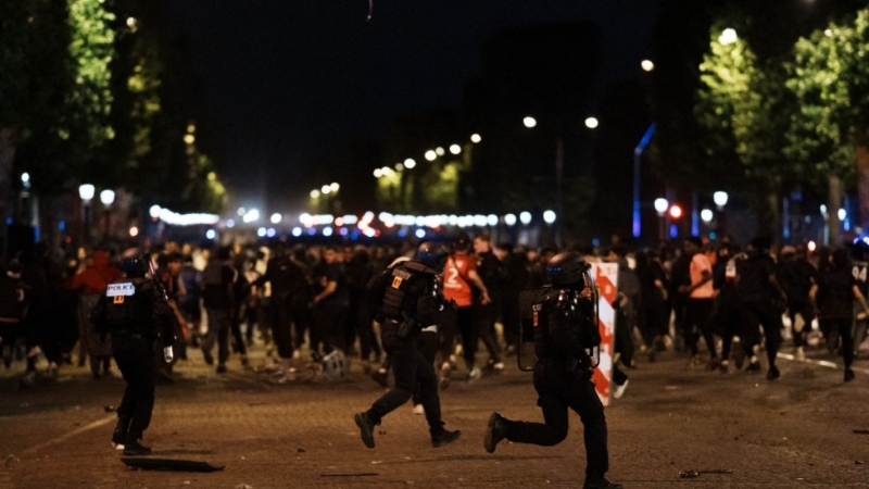 巴黎圣日耳门夺得欧联冠军后，法国多地有球迷骚乱致2死200伤。