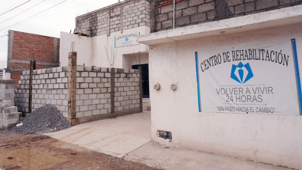 发生火警的戒毒中心入口。