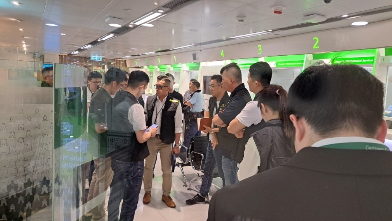 大批探员在银行内调查。