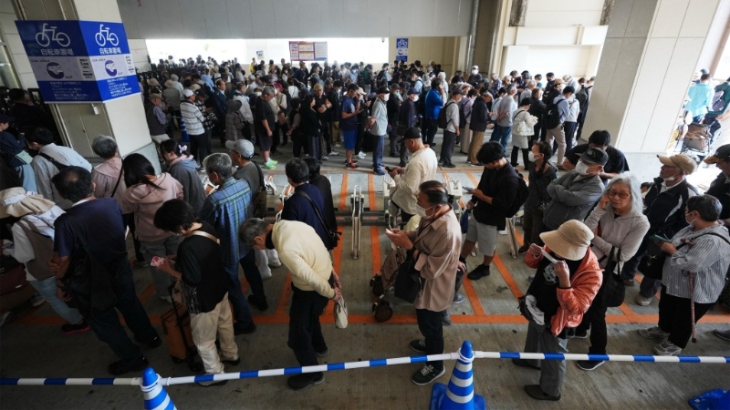 日本民众在大坂市西区的永旺大坂巨蛋城店排长龙，抢购平价储备米。