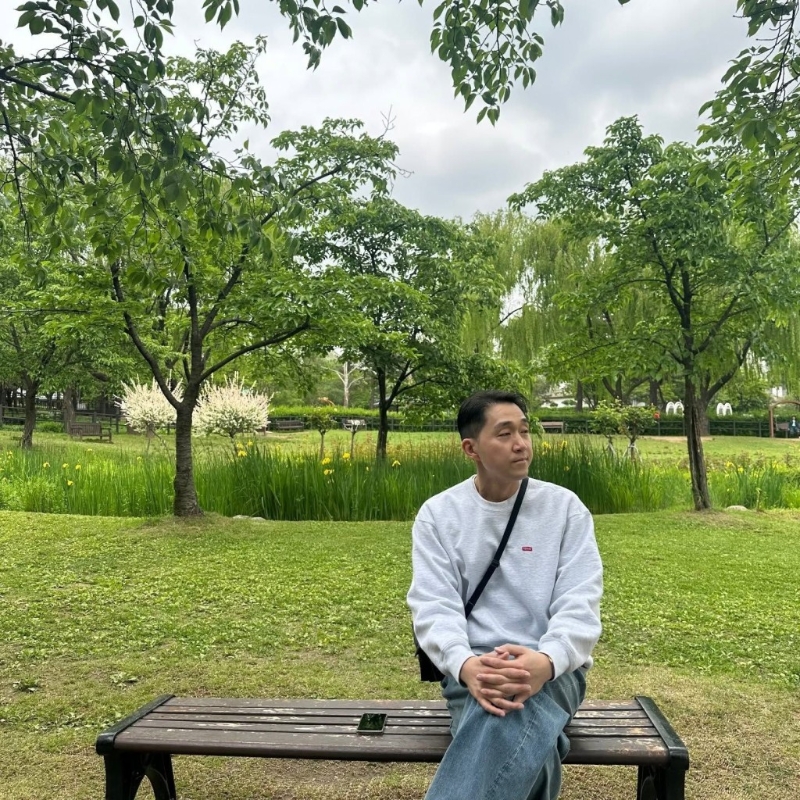 虽然略显消瘦，但看得出来气色有慢慢恢复。