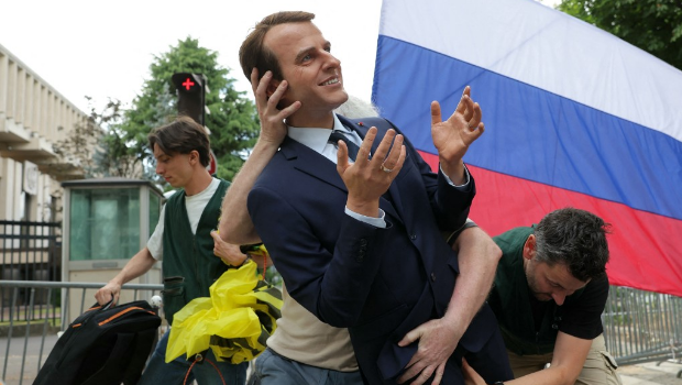 环保人士盗走马克龙蜡像送至俄使馆进行抗议。