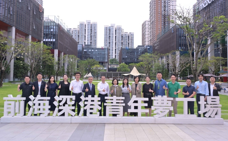 麦美娟（左八）与深圳市前海深港现代服务业合作区管理局和梦工场代表合照。