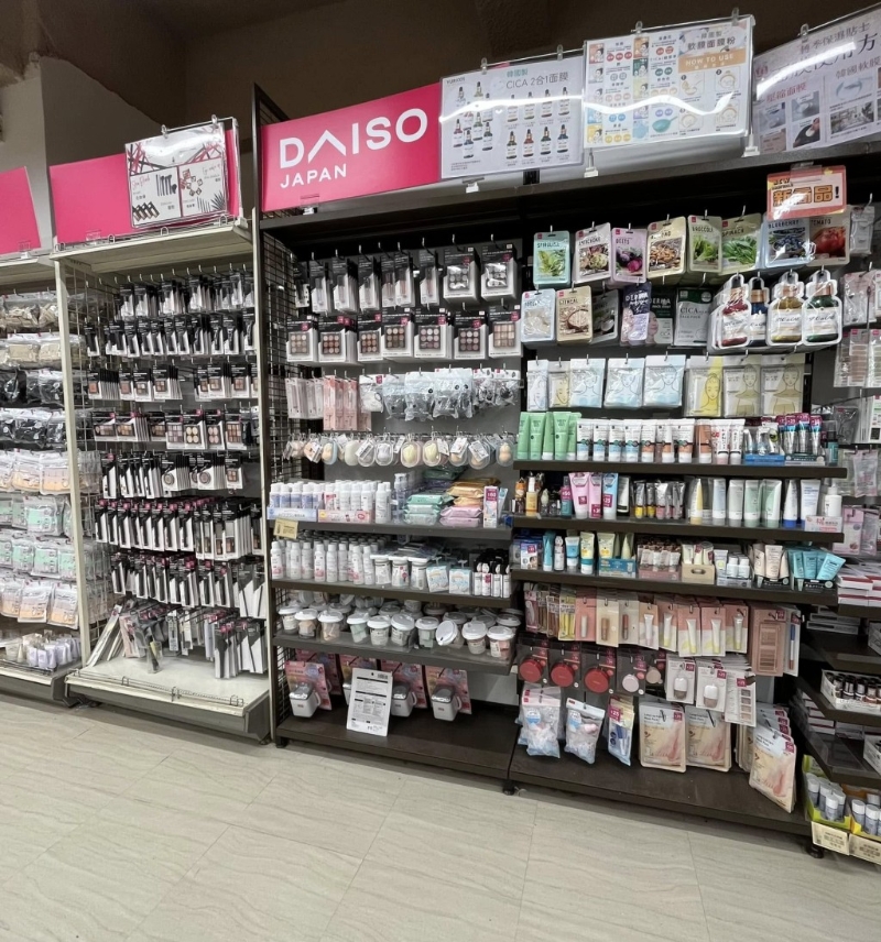 2022年翻新重开后易名“DAISO JAPAN”，是当年全港最大的分店。