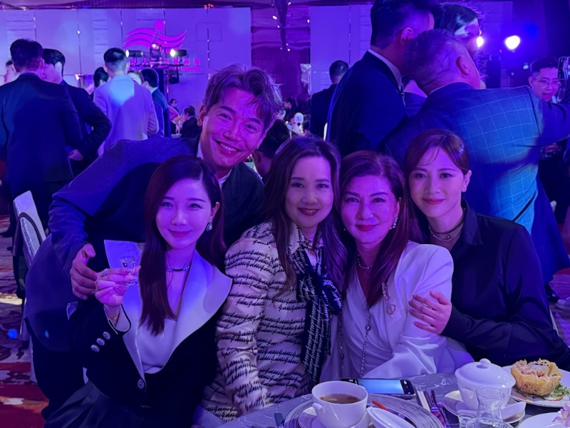 朱朱揽实TVB高层乐易玲(右二)影相。 朱朱揽实TVB高层乐易玲(右二)影相。