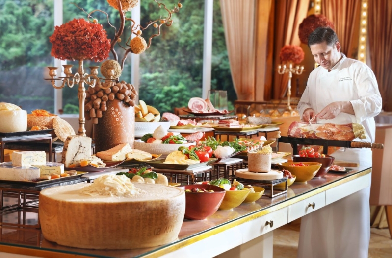 可以自助形式任食逾20款前菜，包括24个月西班牙风乾火腿配哈蜜瓜、各式各样的精选冻肉、法国冻批、水牛芝士、来自意大利、法国及德国等地的优质软硬芝士及欧陆式前菜