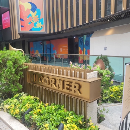 商场距离旺角港铁站约3分钟路程，邻近大型商场朗豪坊及康得思酒店（图片来源：zyz.2007@Threads）