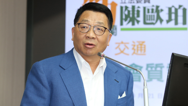 前绿色委员会成员陈·奥普（Chen Oupo）在他的家中