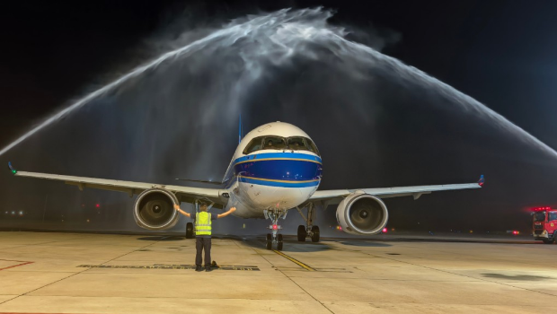 C919飞机昨晚首次正式亮相国内支线机场。