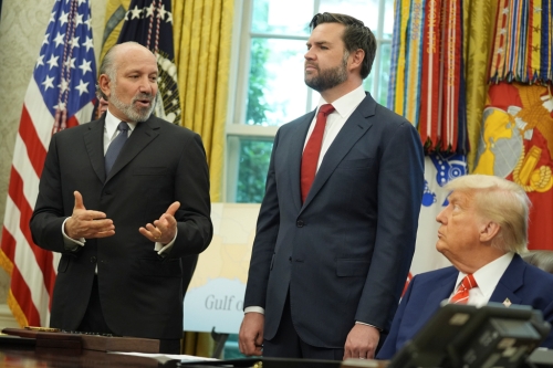 美国商务部长卢特尼克在白宫椭圆形办公室宣布与英国达成贸易协议时发言，美国总统特朗普与副总统JD·万斯在一旁聆听。美联社