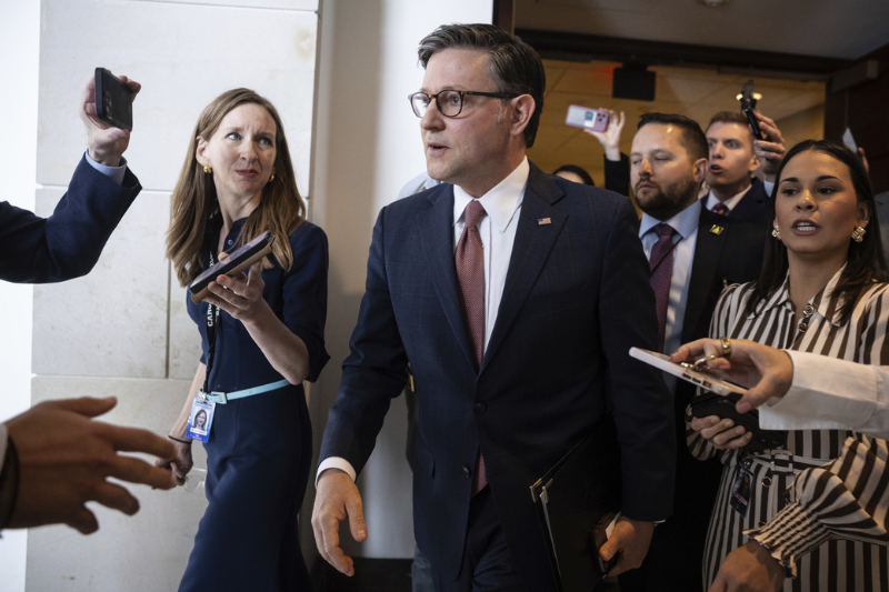 迈克·约翰逊当地时间4日在美国国会大厦回答记者提问。图源：美媒