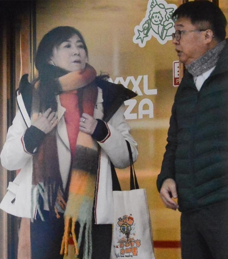 民进党“立委”吃完饭后在餐厅外面闲聊。