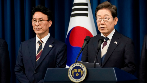 韩国新总统李在明4日公布首波内阁名单，提名亲信、共同民主党最高委员金民锡（上图左）为国务总理