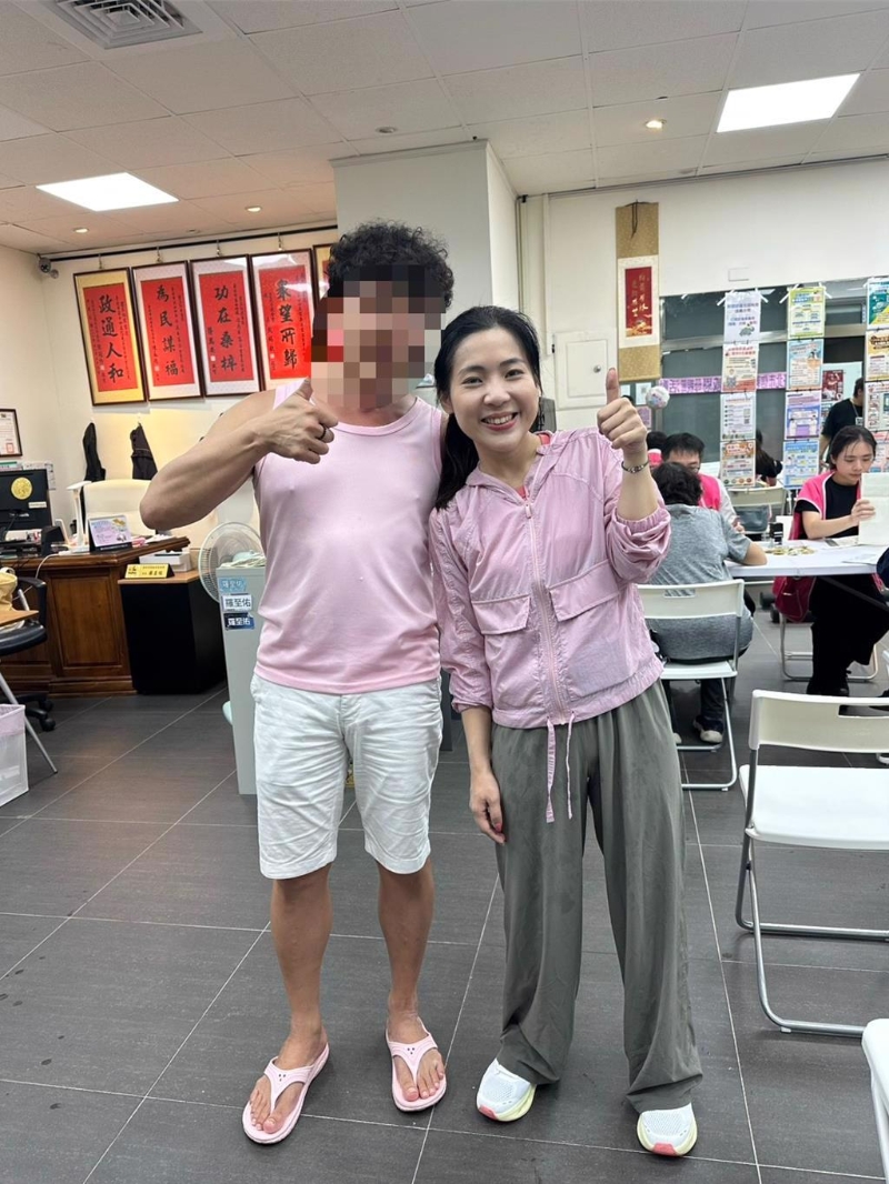 蓝委徐巧芯（右）秀出活动当天与民众合照
