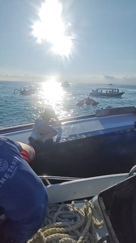 乘客由其他到场协助的船只救助。抖音@星夜旅人