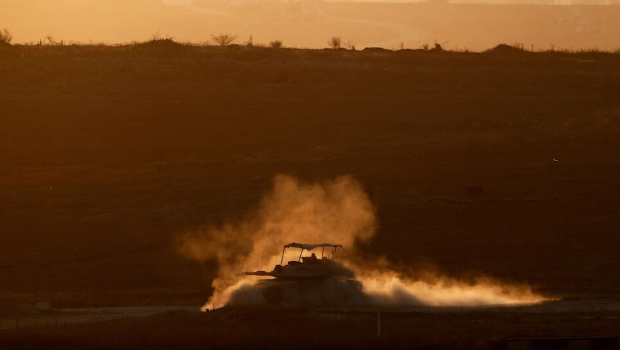 以色列坦克车5日在加沙走廊演习。