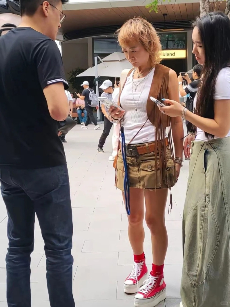 任贤齐的妻子陈则妤（金发）和女儿Rati近日现身深圳，Rati越大越靓被指撞样黎姿。