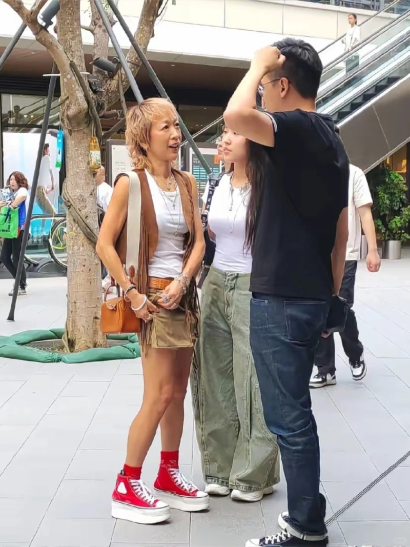 任贤齐的妻子陈则妤（金发）和女儿Rati近日现身深圳，Rati专心听妈妈说话十分乖巧。