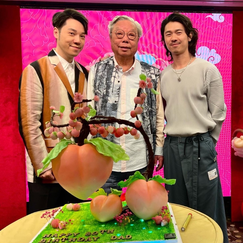 王贤志与伴侣周思聪，庆祝父亲王忠桐生日。