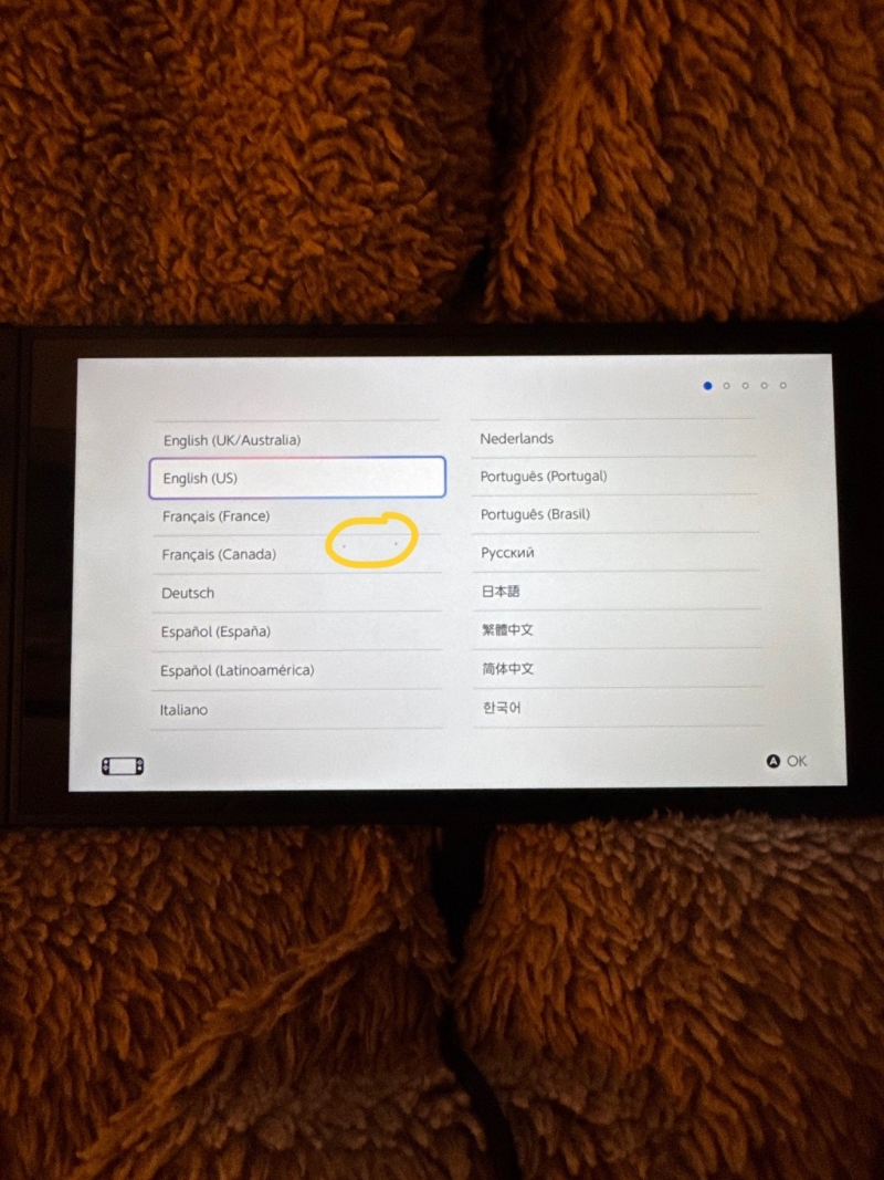 主机仅用胶袋包装，萤幕被刺出刮痕。 X@Oadhan