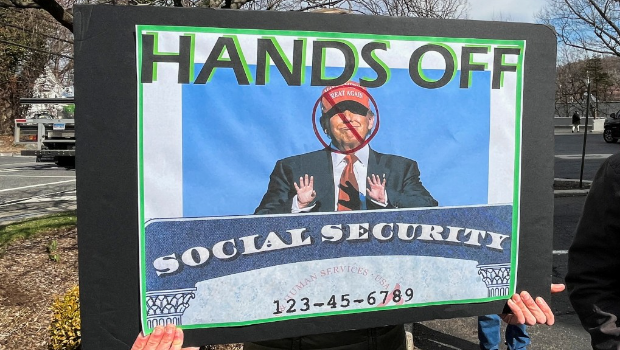 示威者要求特朗普政府不要插手社会保障事宜。 示威者要求特朗普政府不要插手社会保障事宜。