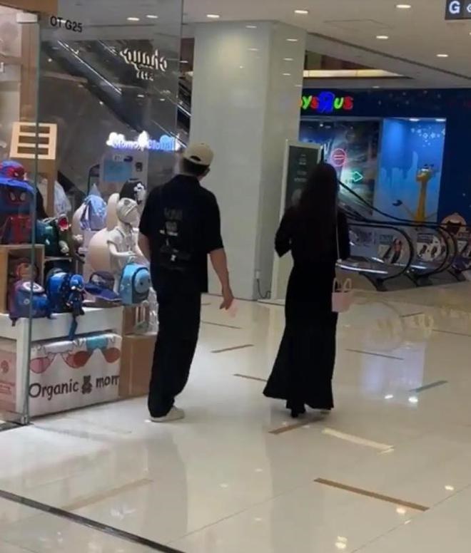 方媛的腰围明显增大。 方媛的腰围明显增大。