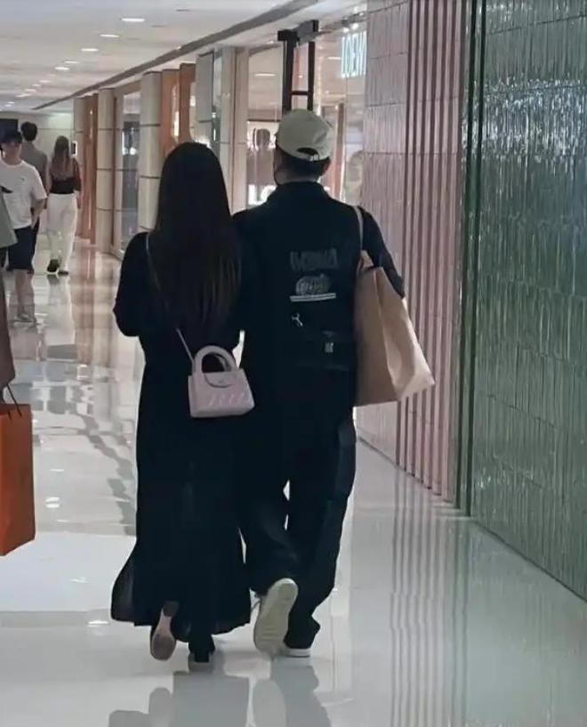 郭富城亲自孭战利品,劲锡方媛。 郭富城亲自孭战利品,劲锡方媛。