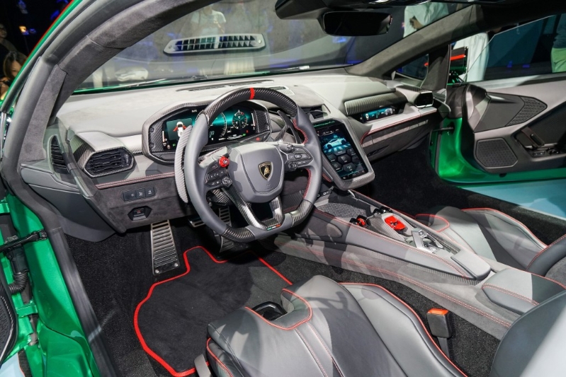 战斗机式座舱设计酷似同厂Revuelt。