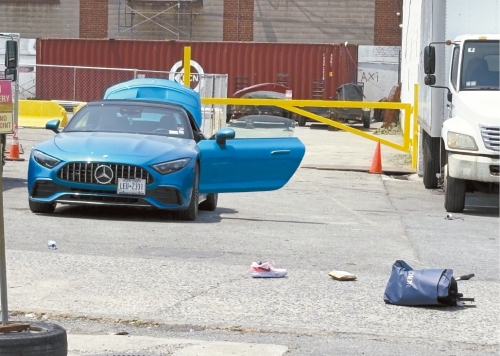 左方停在现场的平治牌汽车，警方相信是嫌犯把开车门，驶离现场前警方赶至，未有被偷走。