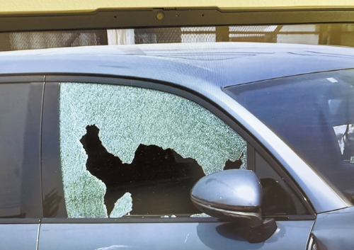 警匪追逐，被子弹击中的宝马牌汽车挡风玻璃碎裂，停在32大道与费灵顿街交界处。