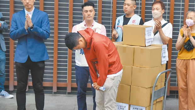 罢免民进党“立委”吴沛忆的“忆事吴成”份数未达标，领衔人李孝亮（中）7日鞠躬向支持者表示感谢。