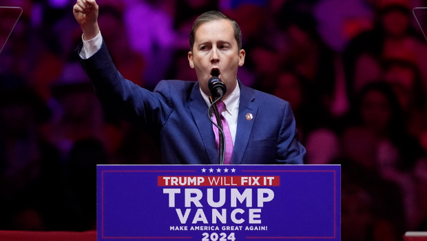 白宫总统人事办公室主任戈尔。图为他去年在为特朗普助选演说画面