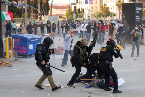 有示威者被捕。 路透社