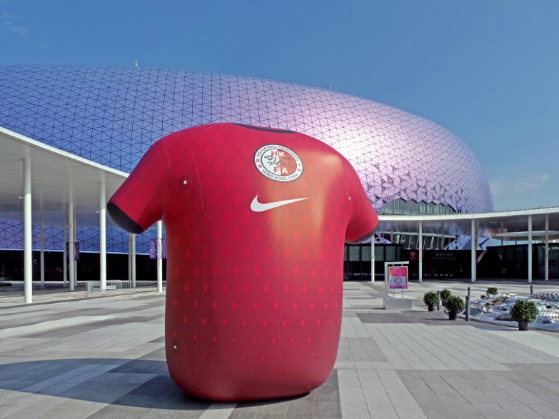 提早到场的球迷，可前往中央广场跟“期间限定”的巨型港队吹气球衣，在主场前“打卡”。