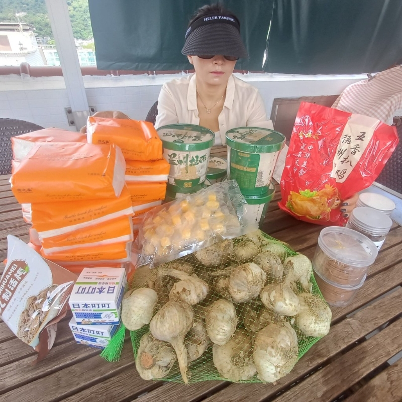 家庭主妇任女士表示，近日在内地网购平台疯狂抢购廉价日用品和食品，感到十分快乐。