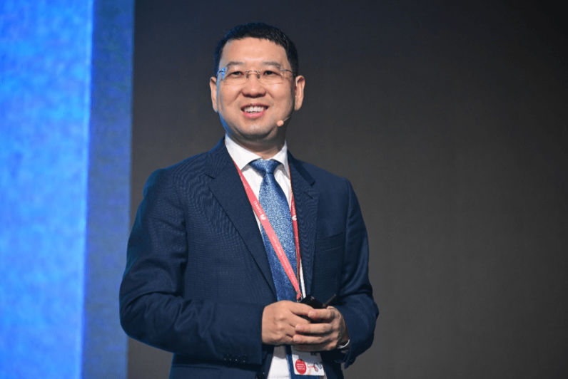 范文指出，AI的发展远超预期，用户量增速和使用量普及率创造历史记录。