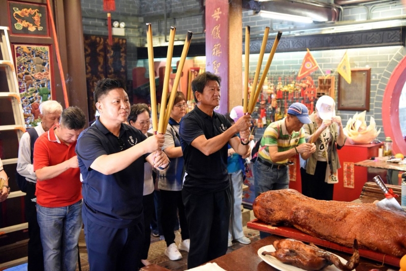 水警总区指挥官吴卓衡（前排左）及水退会主席徐伟雄（前排右）于活动当日到西贡佛堂门天后古庙参拜。