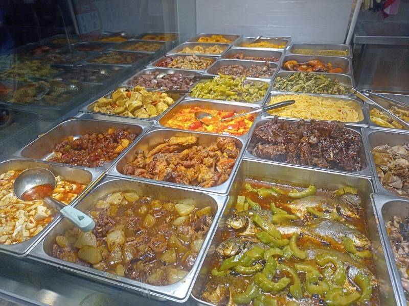 顾客可无限享用餸菜及白饭。