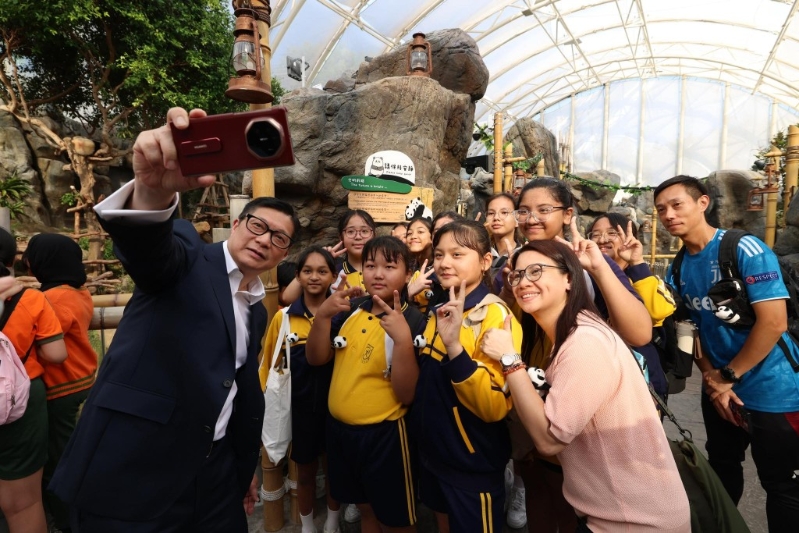 邓炳强第一次探“加加”“得得”4