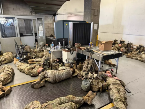 国民警卫队人员“挤一起睡地板”。图源：美媒