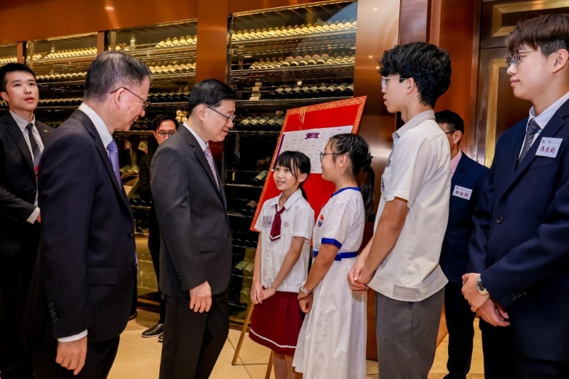 特首李家超出席晚宴前与学生交流。