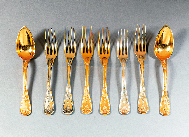 镀金银质餐具组(1805–1819年) 图为其中的叉子、汤匙及有盖蔬菜盘 估价:12,000-14,000欧罗 镀金银质餐具组(1805–1819年) 图为其中的叉子、汤匙及有盖蔬菜盘 估价:12,000-14,000欧罗