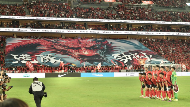 赛前有球迷展示巨型横幅（Tifo），震撼全场。