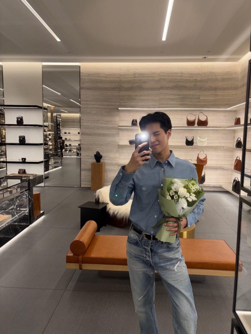 邓佳骏生活环境似乎不俗。