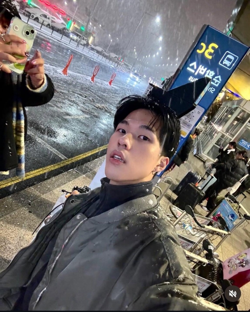 邓佳骏被网民公开多张生活照。