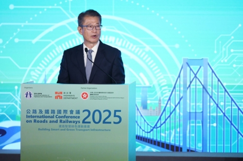 陈茂波表示，香港在运输基建的发展，有赖良好的工程知识及精准规划。 何健勇摄