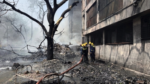 印度航空787客机堕毁，消防员到场灌救